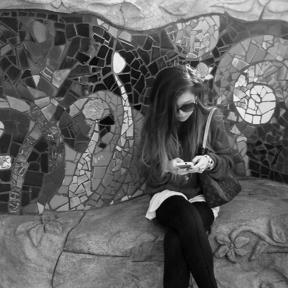 girl_in_black_